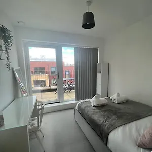 Homestay Private In With Balcony, London