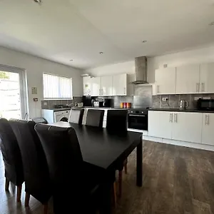 Holiday home Spacious Holiday Near Tube Station - By Starlet, London