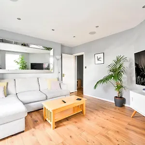 Apartment Cosy 1-bed E15, Sleeps 4, 1 Min From Tube Station Near O2 Arena, London